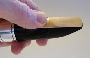 Hold the reed with the thumb